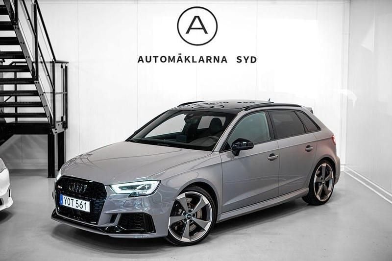 Grå Begagnad 2018 Audi RS3 Sportback Comfort Halvkombi | 449 900 kr (Marknadspris) - Bild 1/4