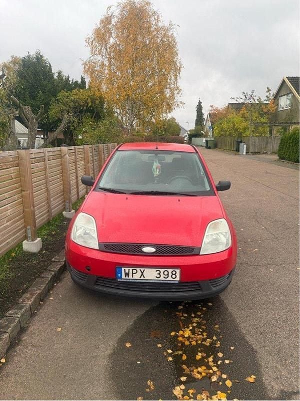 Röd Begagnad 2005 Ford Fiesta Halvkombi | 8 900 kr (Bra pris) - Bild 1/3