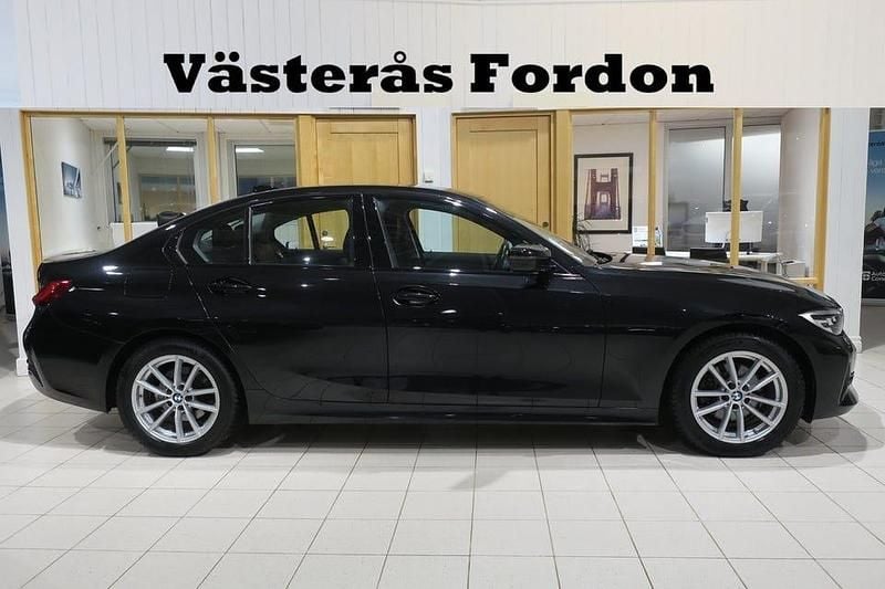 Svart Begagnad 2019 BMW 320 Sport Line Sedan | 259 900 kr (Marknadspris) - Bild 1/4