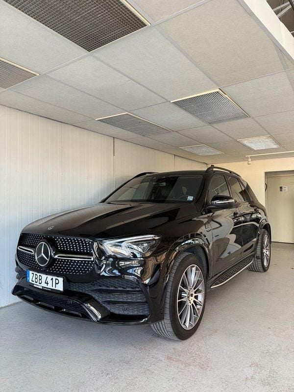 Svart (svart metallic) Begagnad 2021 Mercedes GLE350 AMG line SUV | 699 900 kr (Marknadspris) - Bild 1/4