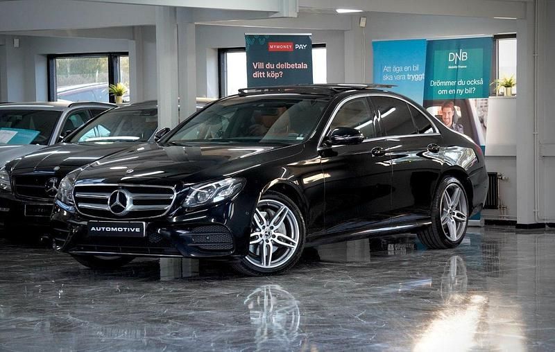 Svart Begagnad 2018 Mercedes E220 AMG line Sedan | 309 900 kr (Marknadspris) - Bild 1/4