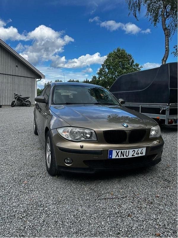 Brun Begagnad 2006 BMW 116 Advantage Halvkombi | 24 000 kr (Marknadspris) - Bild 1/4