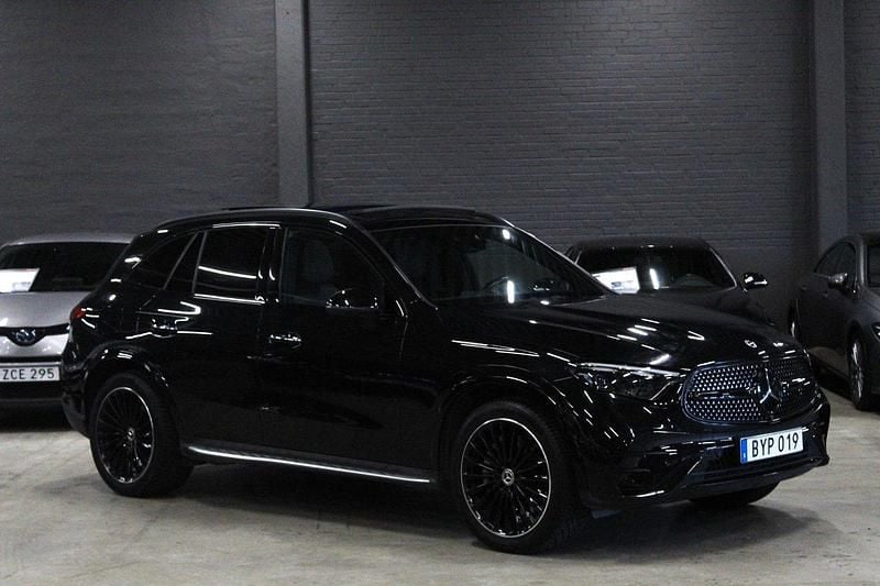 Svart Begagnad 2023 Mercedes GLC220 AMG SUV | 649 900 kr - Bild 1/4