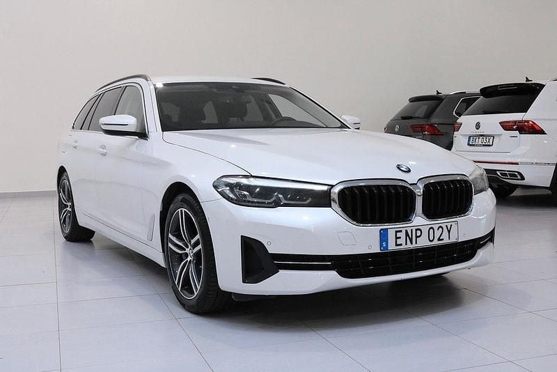 Vit Begagnad 2021 BMW 530e Kombi | 269 900 kr (Superpris) - Bild 1/4