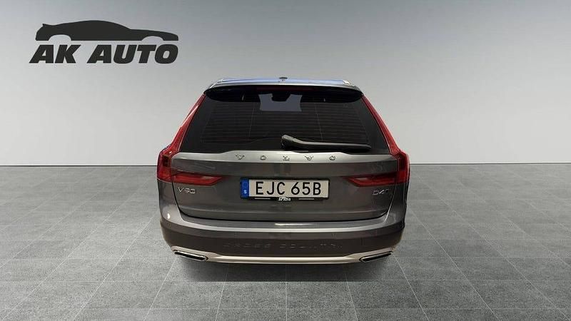 Begagnad Volvo V90 CC Momentum 190 HK (139 kW) 2020 Grå Kombi