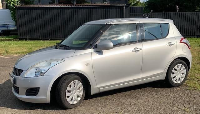 Grå Begagnad 2010 Suzuki Swift Halvkombi | 34 000 kr (Marknadspris) - Bild 1/4