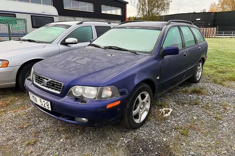 Blå Begagnad 2003 Volvo V40 Kombi | 8 000 kr (Marknadspris) - Bild 1/1