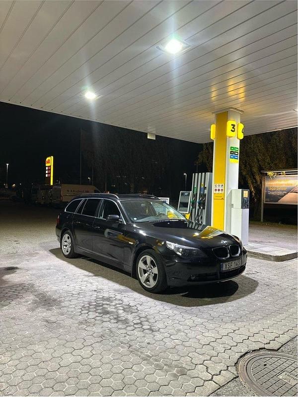 Svart Begagnad 2006 BMW 525 Kombi | 69 990 kr (Dyr) - Bild 1/4