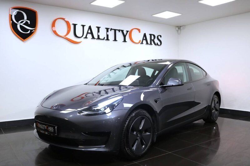 Grå Begagnad 2023 Tesla Model 3 Standard Range Sedan | 399 000 kr (Dyr) - Bild 1/4