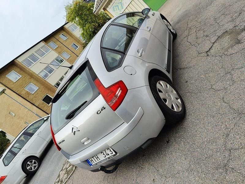 Silver Begagnad 2009 Citroën C4 Halvkombi | 29 000 kr (Bra pris) - Bild 1/3