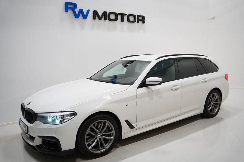 Vit Begagnad 2018 BMW 520 M Sport Kombi | 244 900 kr (Lite dyr) - Bild 1/4