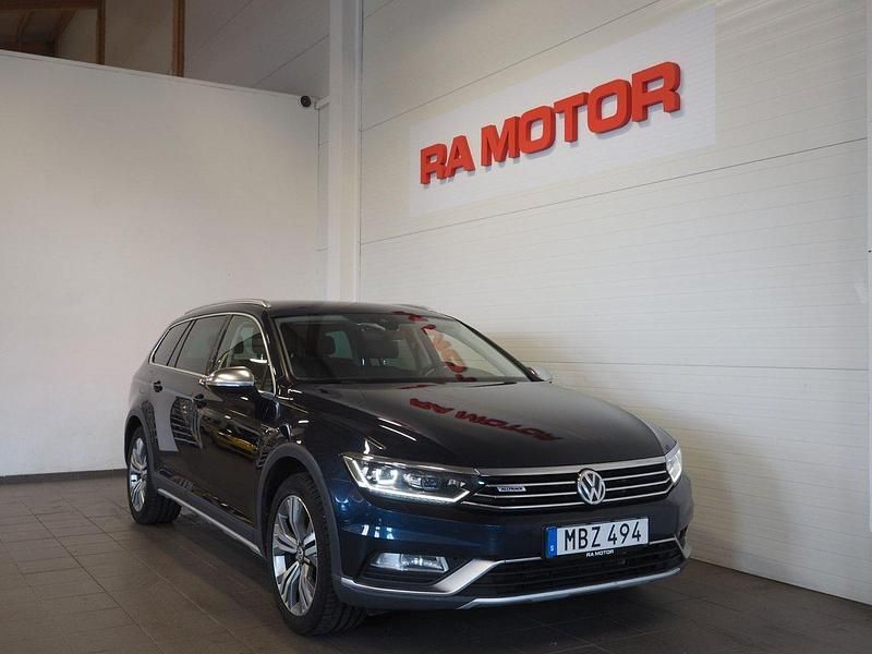 Mörkblå Begagnad 2015 VW Passat Alltrack Kombi | 199 900 kr (Marknadspris) - Bild 1/3