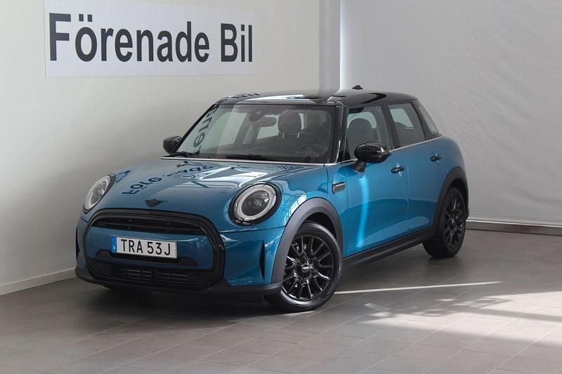 Blå Begagnad 2023 Mini Cooper Halvkombi | 289 000 kr (Lite dyr) - Bild 1/4