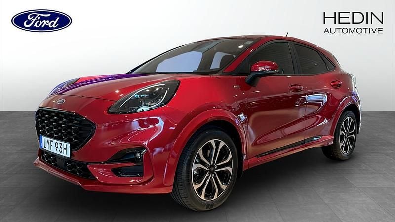 Röd (red) Begagnad 2022 Ford Puma Gen-E ST-Line Halvkombi | 209 900 kr (Marknadspris) - Bild 1/4