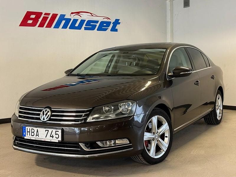 Mörkbrun Begagnad 2012 VW Passat Sedan | 109 900 kr (Dyr) - Bild 1/4