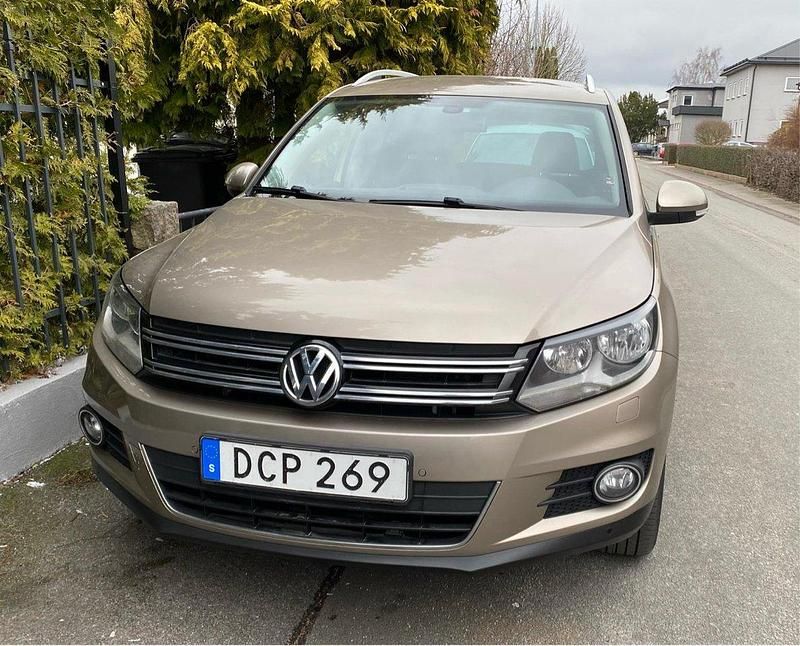Brun Begagnad 2015 VW Tiguan Sportline SUV | 130 000 kr (Marknadspris) - Bild 1/4