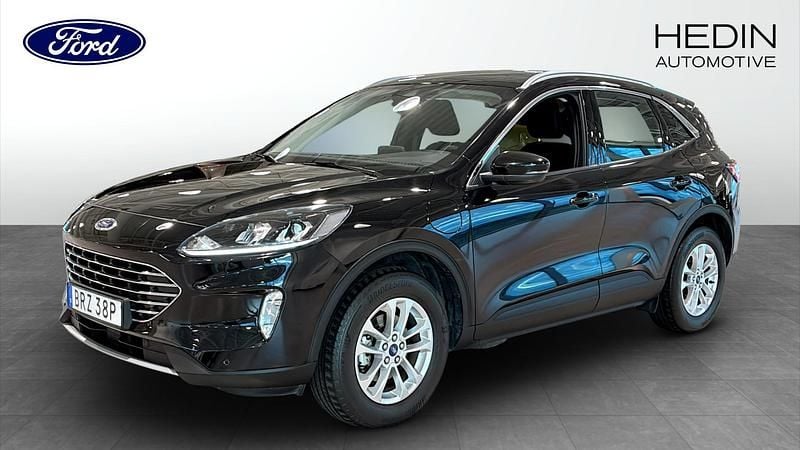 Svart (black) Begagnad 2023 Ford Kuga Titanium SUV | 254 900 kr (Marknadspris) - Bild 1/4