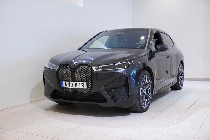 Grå Begagnad 2023 BMW iX Comfort Edition SUV | 859 900 kr (Lite dyr) - Bild 1/4