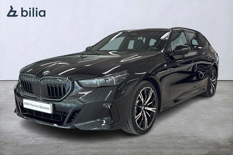 Svart Begagnad 2024 BMW 520 M Sport Kombi | 669 900 kr - Bild 1/4