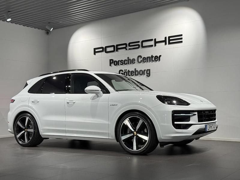 Vit (white) Begagnad 2024 Porsche Cayenne SUV | 1 149 000 kr (Superpris) - Bild 1/4