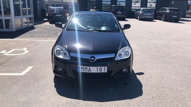 Svart Begagnad 2006 Opel Tigra Cab | 34 900 kr (Marknadspris) - Bild 1/4