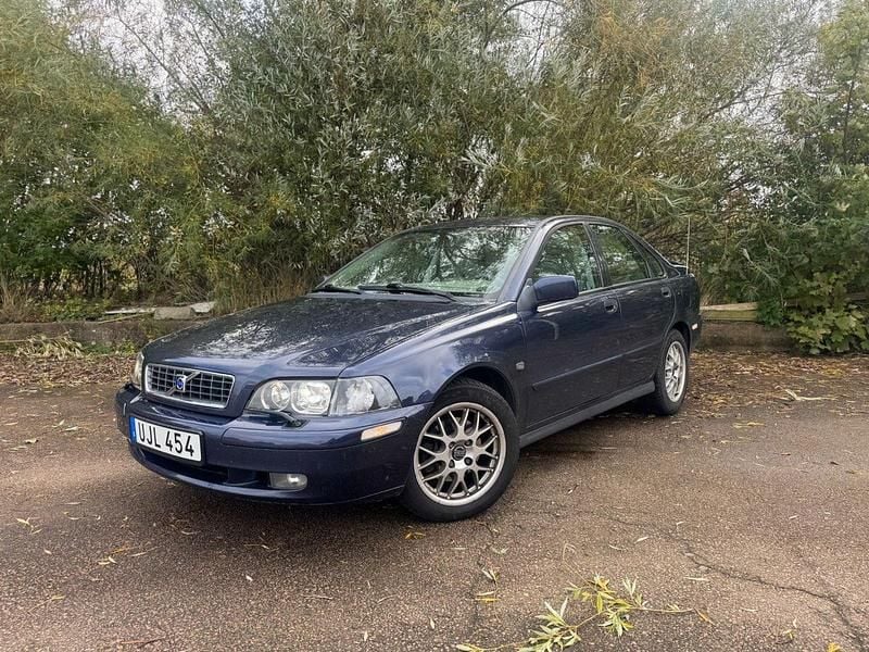 Mörkblå Begagnad 2003 Volvo S40 Sedan | 29 000 kr (Dyr) - Bild 1/4