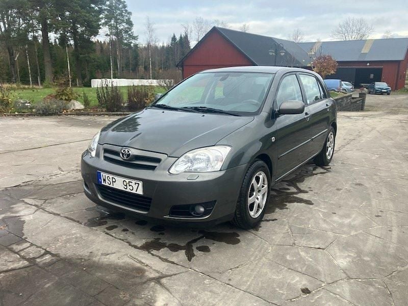 Grå Begagnad 2005 Toyota Corolla Halvkombi | 25 000 kr (Superpris) - Bild 1/4
