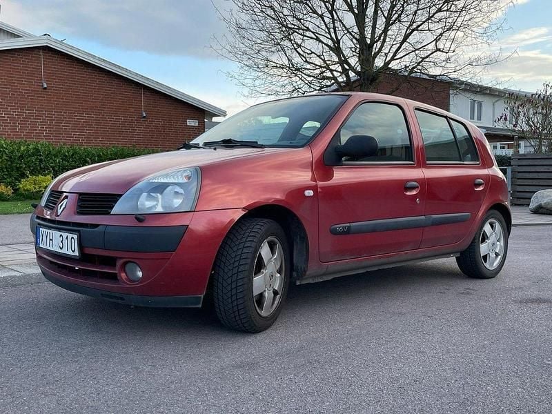 Röd Begagnad 2006 Renault Clio R.S. Authentique Halvkombi | 13 000 kr (Bra pris) - Bild 1/4