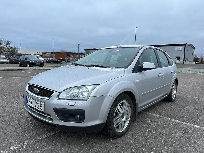 Silver Begagnad 2005 Ford Focus Halvkombi | 18 000 kr (Marknadspris) - Bild 1/4