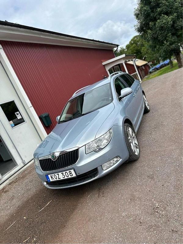Blå Begagnad 2011 Skoda Superb Elegance Kombi | 52 000 kr (Marknadspris) - Bild 1/4