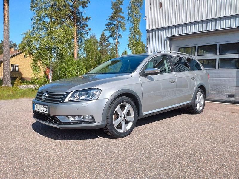 Silver Begagnad 2013 VW Passat Alltrack Kombi | 105 900 kr (Marknadspris) - Bild 1/4