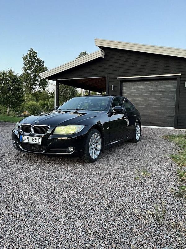 Svart Begagnad 2011 BMW 318 Sedan | 70 000 kr (Marknadspris) - Bild 1/4