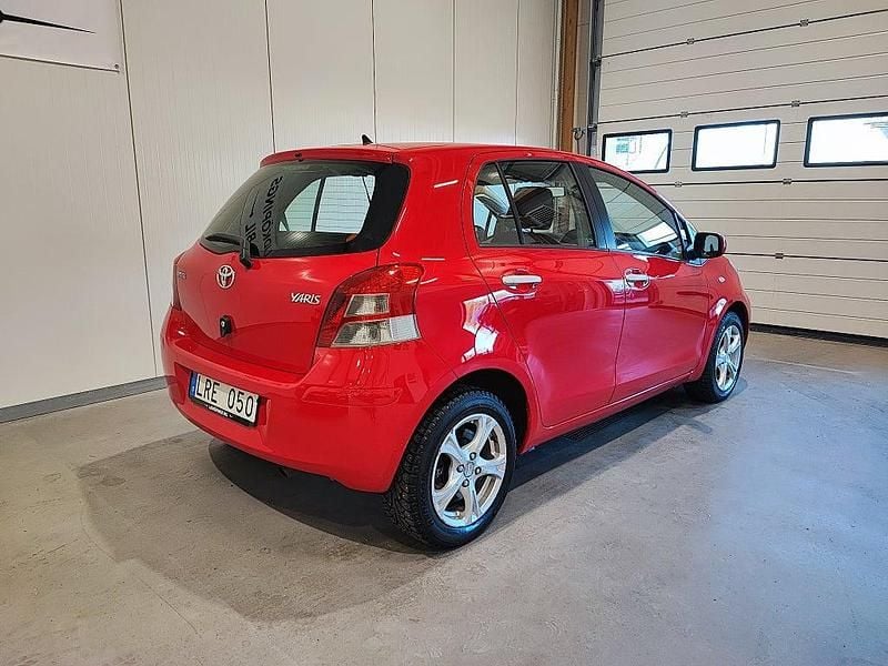 Begagnad Toyota Yaris 99 HK (72 kW) 2011 Röd Halvkombi