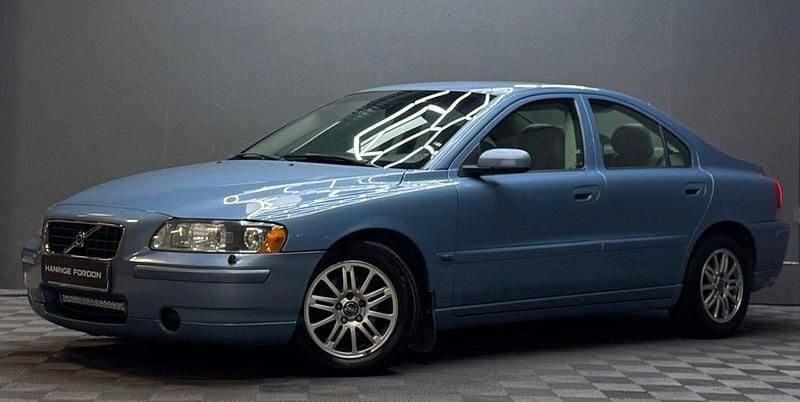 Blå Begagnad 2005 Volvo S60 Momentum Sedan | 39 900 kr (Marknadspris) - Bild 1/4