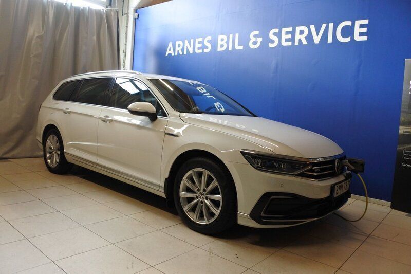 Vit Begagnad 2020 VW Passat GTE Kombi | 233 900 kr (Marknadspris) - Bild 1/4