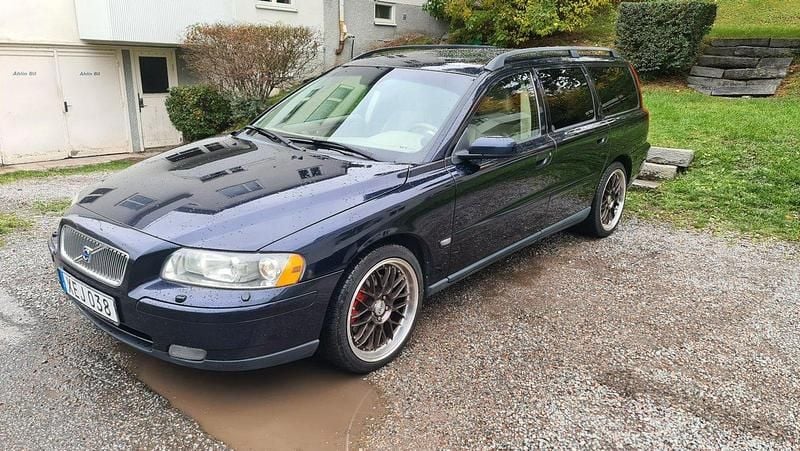Mörkblå Begagnad 2005 Volvo V70 Kombi | 36 900 kr (Lite dyr) - Bild 1/4