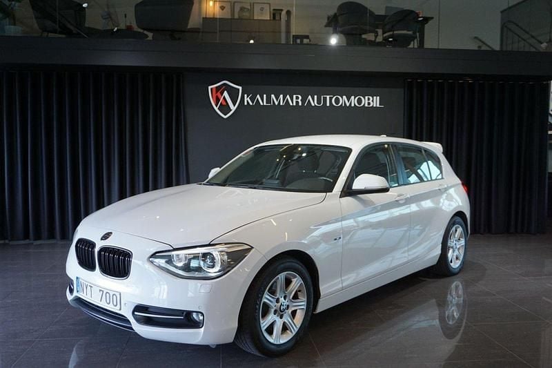 Vit Begagnad 2013 BMW 118 Sport Line Halvkombi | 99 000 kr (Bra pris) - Bild 1/4