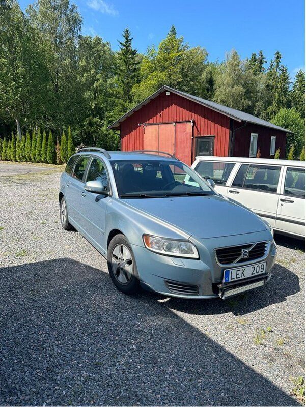 Blå Begagnad 2011 Volvo V50 Kinetic Kombi | 27 500 kr (Lite dyr) - Bild 1/4