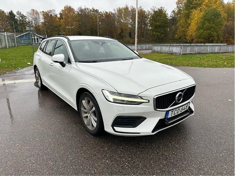 Vit Begagnad 2022 Volvo V60 Momentum Kombi | 169 900 kr - Bild 1/4