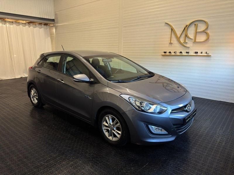 Grå Begagnad 2013 Hyundai i30 Sport Halvkombi | 69 000 kr (Marknadspris) - Bild 1/3