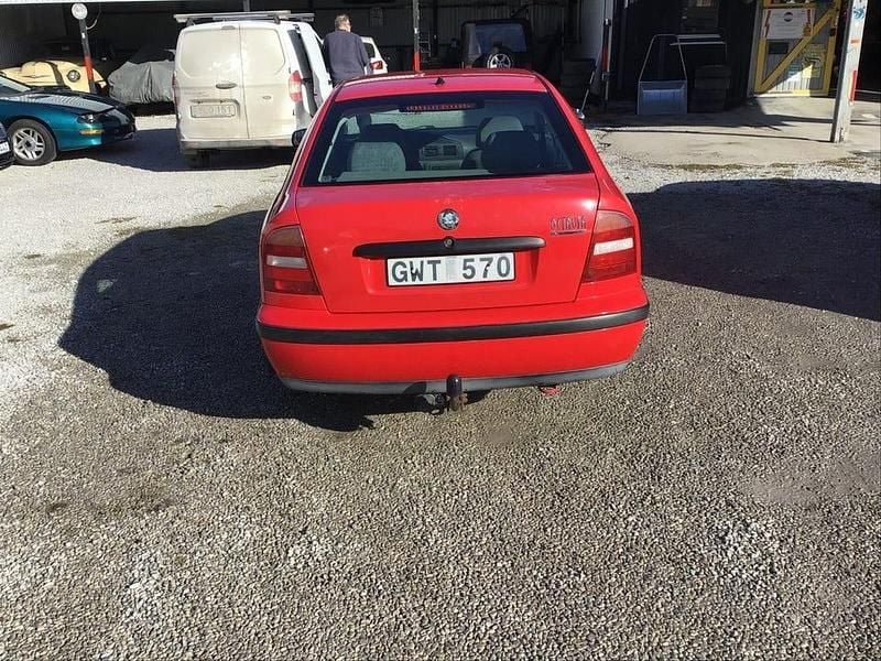 Begagnad Skoda Octavia 75 HK (55 kW) 1998 Röd Halvkombi