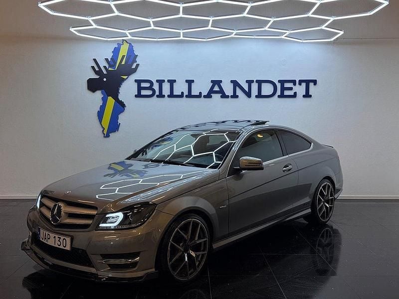 Silver Begagnad 2011 Mercedes C180 AMG Sportkupé | 139 900 kr (Lite dyr) - Bild 1/4