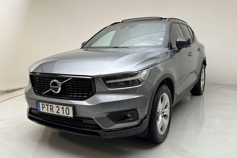 Grå Begagnad 2018 Volvo XC40 R-Design SUV | 294 000 kr (Bra pris) - Bild 1/4