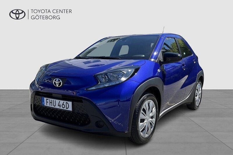 Mörkblå (blå) Ny 2024 Toyota Aygo Play Halvkombi | 179 900 kr (Marknadspris) - Bild 1/4