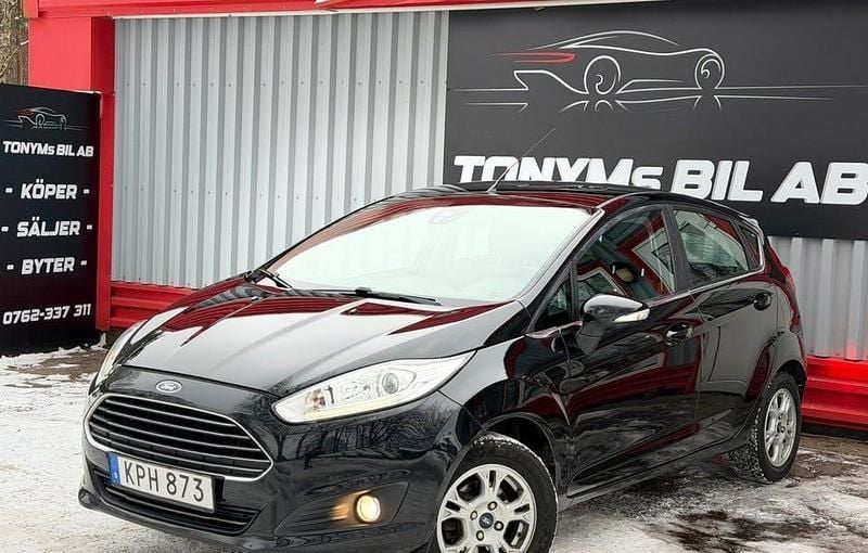 Begagnad Ford Fiesta Titanium 80 HK (58 kW) 2015 Svart Halvkombi