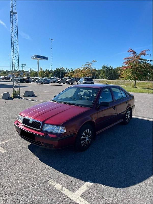 Röd Begagnad 2000 Skoda Octavia Halvkombi | 14 000 kr - Bild 1/4