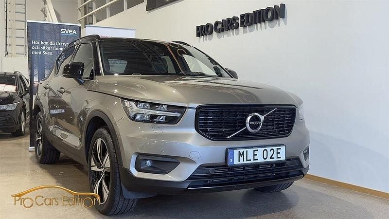 Grå Begagnad 2021 Volvo XC40 R-Design SUV | 319 900 kr (Marknadspris) - Bild 1/4