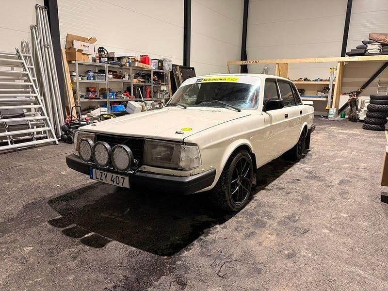 Begagnad 1983 Volvo 240 Sedan | 68 000 kr - Bild 1/4