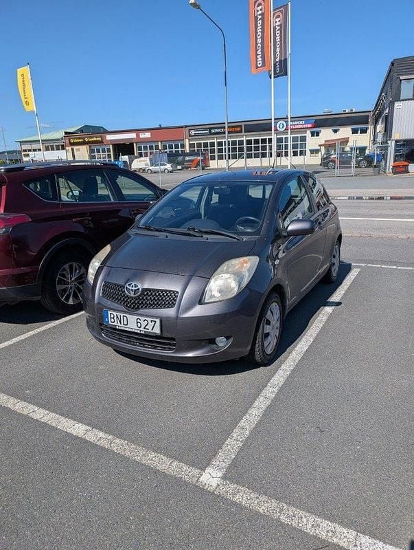Grå Begagnad 2007 Toyota Yaris Halvkombi | 23 900 kr (Superpris) - Bild 1/4