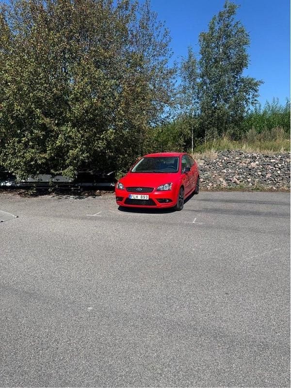 Röd Begagnad 2007 Ford Focus Halvkombi | 18 000 kr - Bild 1/4